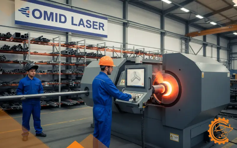 کارگر در حال تنظیم دستگاه خمکاری لوله CNC پیشرفته با نمایشگر سه‌بعدی طرح خم روی صفحه نمایش در کارگاه صنعتی امید لیزر.